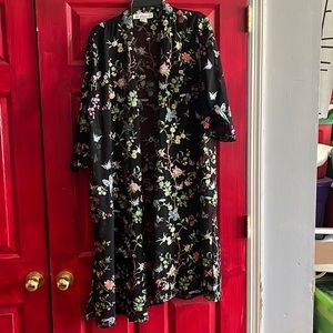 Beautiful Embroidered Black Wrap - Size L 🖤🦋